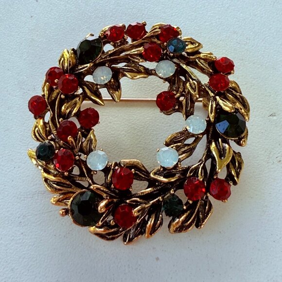 Vintage Christmas Wreath Brooch Pin Gold Tone Rhinestone Holiday Outfit Gift - Picture 13 of 15